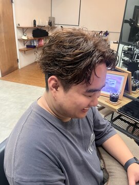 バトン(BATON) ツーブロック+刈り上げフェザー風カット