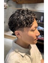 ニーイチイチ(211)&nbsp;メンズパーマ/センターパート/サーフカール