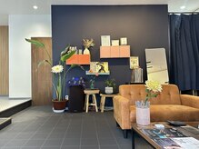 落ち着いた雰囲気もありつつ、ポップな彩りを纏った空間。