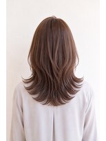ベルス(bellus)&nbsp;センターパート×くびれセミロング　20代　30代　40代