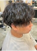 センターパートツイストスパイラルパーマメンズ波巻きパーマ