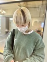 ディア(.eer)&nbsp;抜きっぱなしブロンド×前髪ポイントカラー×ワイドバング