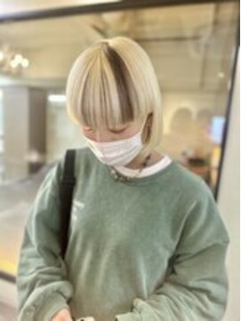 ディア(.eer) 抜きっぱなしブロンド×前髪ポイントカラー×ワイドバング