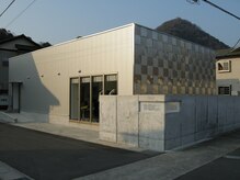 ビス(BIS.)の雰囲気（向かえに駐車スペース(8台)が有ります。）