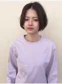 やわらかい質感の前髪長めショートボブ