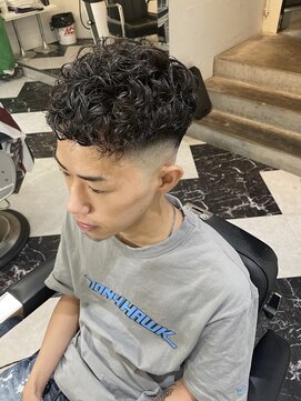 メリケンバーバーショップ フクオカ(MERICAN BARBERSHOP FUK) かき上げヘアショートレイアーくせ毛風パーマコンマヘア954