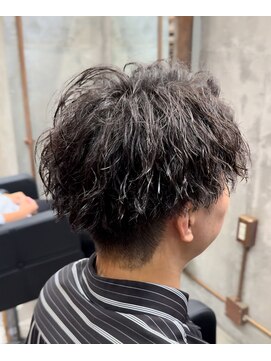 カーニー 上野(kearny) ツイストスパイラルパーマ縦落ちパーマメンズ波巻きパーマ