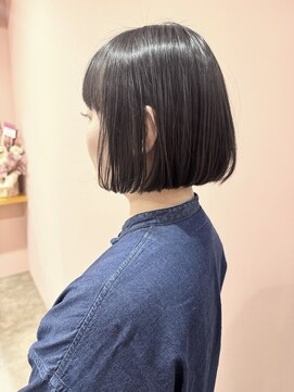 ダークグレー ツヤ 顎ライン平行ボブ