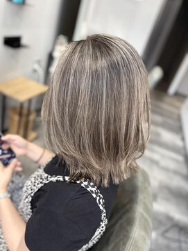エスト 小倉(est) 白髪ぼかしハイライト×ミディアムレイヤー
