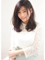 前髪を伸ばしかけの方も◎エフォートレスな抜け感黒髪風セミディ