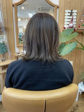ジェンヌ(Sienne) グレージュカラーの切りっぱなし風外ハネロブ/40代/50代/60代