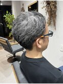 グレイヘアのアップバングスタイル