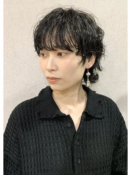 ミクマル(micmal) 小顔効果ブルーブラック×ウルフカット×ショートパーマこなれ感