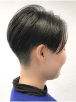 ウィロー(WILLOW)&nbsp;【WILLOW】街で目を引く刈り上げ女子なショート(井下貴史)