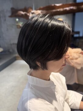 ニーイチイチ(211) 暗めカラー/コンパクトショート