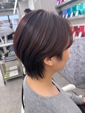 透明感カラーの大人柔らかショートレイヤー立体感仕上げ