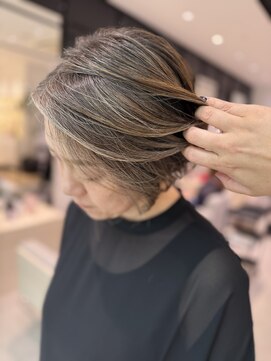 ステア ケース(stair case) ショートスタイルに合わせた脱白髪染めデザイン