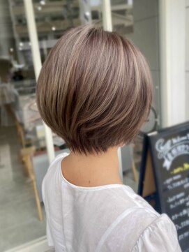 アエル キセラ川西(aeru) 白髪ぼかしハイライト×ショートボブ