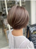 白髪ぼかしハイライト×ショートボブ