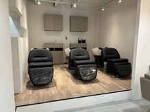 フルフラットの、首と腰に負担がかからないシャンプー台で丁寧にリラックスしながらシャンプー♪