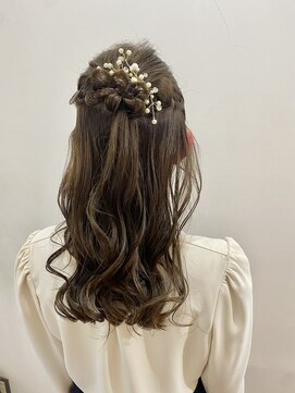 ヘアーアンドメイクアップモパ ハーフアップアレンジ