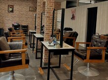 リンク(LinK)の雰囲気(一席ごとにゆとりを持たせ、周りを気にせず施術を受けられます。)
