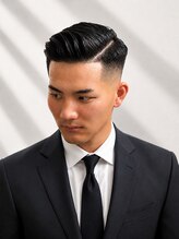 男の第一印象を引き締める。ミリ単位「フェード・バーバースタイル0.1mmにこだわる洗練された刈り上げ