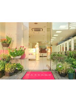 ゆったりとした空間で、日々の疲れを癒します。落ち着いた雰囲気の中でリラックスできる時間をご提供。