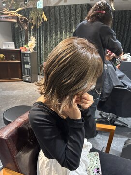 オリーブベージュ