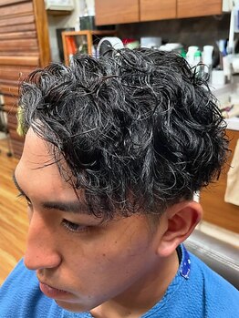 カットハウス ビー ナチュラル(cuthouse BE NATURAL)の写真/ON/OFF決まる清潔感溢れるメンズカットが得意。仕事帰りにリフレッシュできるマッサージメニューも充実。