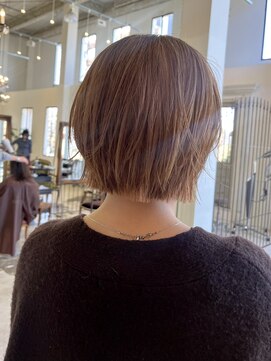 アンジェリカ(Angelica) ブリーチ/レイヤーボブ×ウォームベージュ