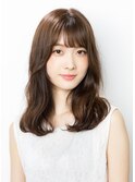 お仕事コーデにもお似合いの控えめウェーブ