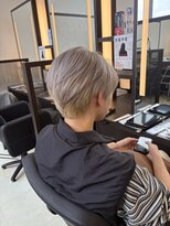 リアンデフロート(Lian de FLOAT)&nbsp;ハイトーンシルバーベージュ＆韓国風センターパート