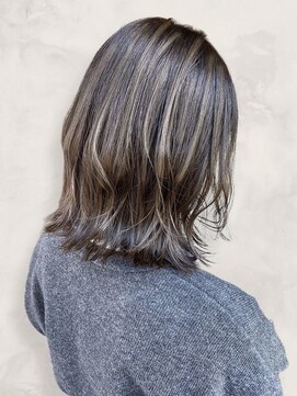 大人女性のミディアム外はねスタイル
