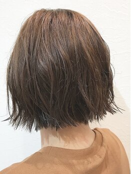 ヘアサロン ニロ(niro)の写真/[駐車場/キッズスペース有]優しい空間&居心地の良さ◎毎日の忙しさを忘れさせてくれる店内で癒しのひと時を