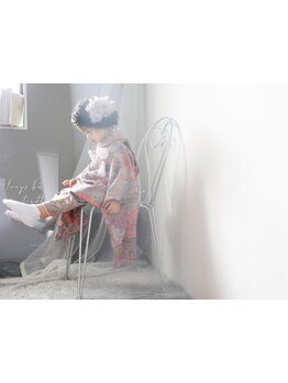 フォトスタジオで行う本格ヘアセットで、特別な記念日に、本当のお気に入りを一緒に創り、彩ります。