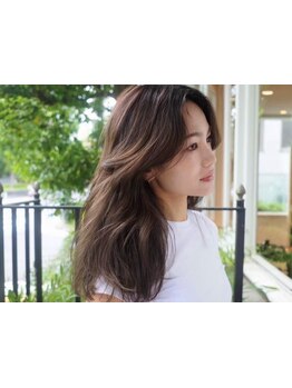 "発色・ツヤ感・色持ち"全てが叶うと人気の『イルミナカラー』で、色落ちも楽しめるデザインをご提案◎