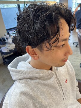 ビハインドザカーテン(BEHIND THE CURTAIN) くせ毛風パーマ×ツーブロック×フェザーパーマ