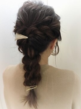 ディー(dee) dee 三角バレッタ編み込みアレンジ