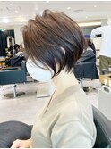 大人ショートボブ、白髪ぼかしハイライト、丸みくびれショート