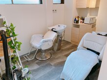 ヘアラウンジ ソレイユ 六本木本店(HAIR LOUNGE Soleil)の雰囲気（ヘッドスパ・トリートメントを行う落ち着くシャンプールーム。）