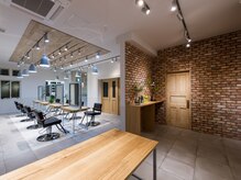 サロン内の木材やレンガ、照明、塗料に至るまですべてヨーロッパからの直輸入♪［kiito 海老名/海老名駅]