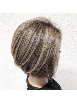 エミュスト(Emuest) 【Emuest心斎橋】前下がりショート×3Dハイライトカラー