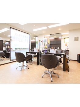 落ち着いた雰囲気の店内で、ゆったりとしたサロンタイムを♪髪のお悩みも相談しやすいのが嬉しい。