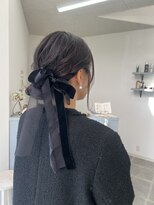 ヘアーサロン カシュカシュ(hair salon Cache cache)&nbsp;黒リボンが映える低めシニヨンアレンジ