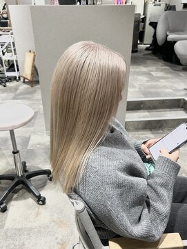 スイ(Suy') 白っぽベージュカラー