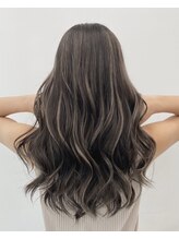 日々のスタイリングやイベント時等のヘアアレンジにも映えるスペシャルハイライトカラー♪ バレイヤージュ