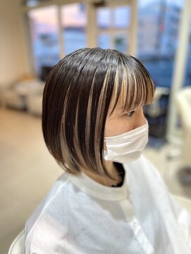 ヴィフ ヘアアンドデザイン(Vif hair&design) インナーカラーのブロンドミルクティー×顎下ボブ