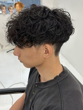 ツイスト　スパイラルパーマ　刈り上げ　マッシュ　眉毛