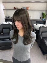 トーン(tone)&nbsp;オフィスでも浮かないオリーブベージュ×レイヤーヘア